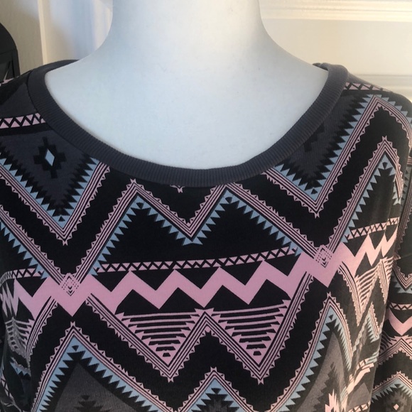 🌺Divided Aztec sweatshirt🌺 - Picture 2 of 5